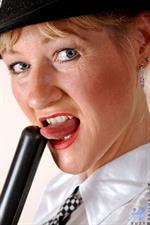 Amateur mom Anilos Suzy filling her mature pussy with a dildo to ease her sexual tension.