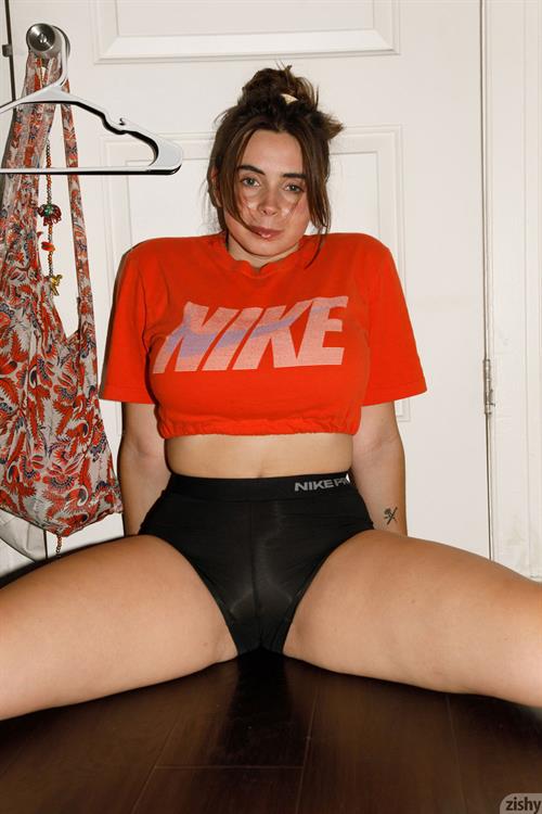 Tyla Jessop Pictures Tyla Jessop in Jeans