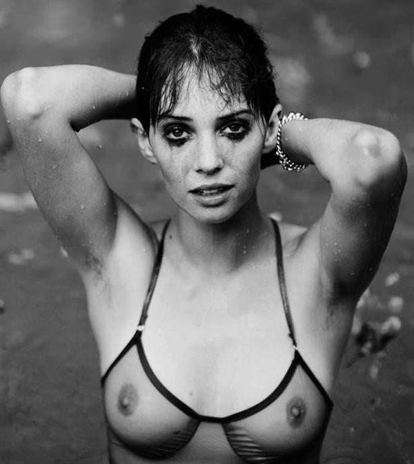 Maya Hawke nude boobs in a wet completely see through bra showing off her big tits.