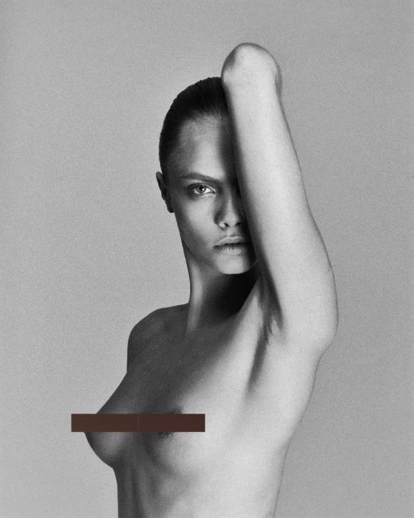 Cara Delevingne nude boobs new photo modelling and censoring part of her topless tits.