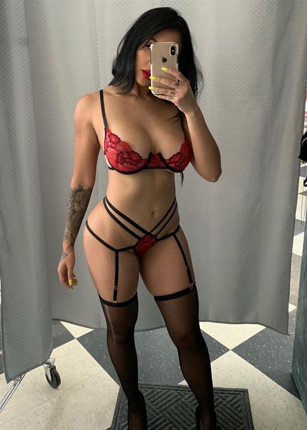 Marie Madoré in lingerie taking a selfie