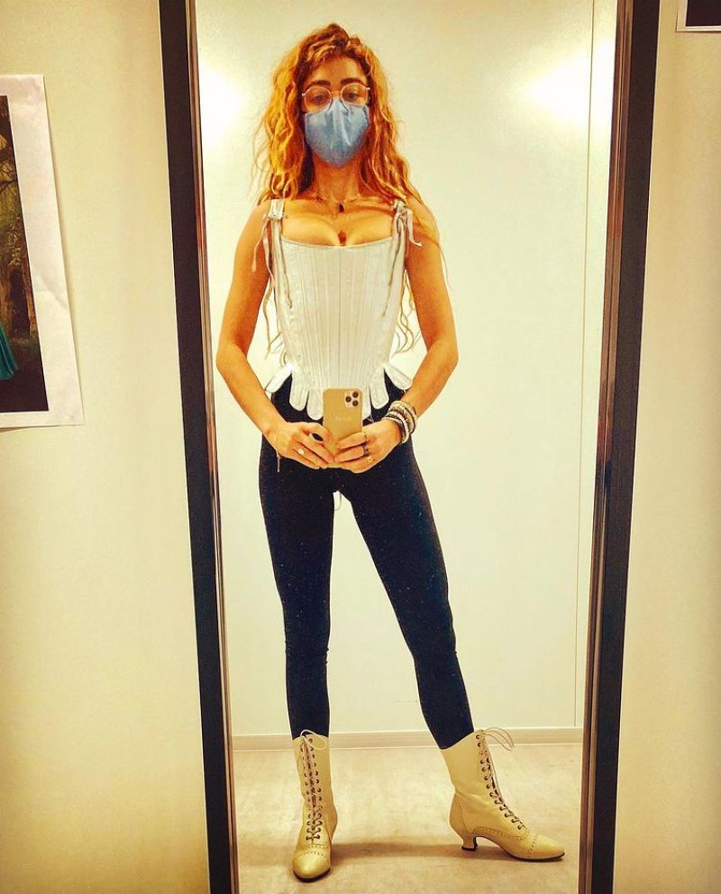 Sarah Hyland Pictures Sarah Hyland braless boobs showing nice cleavage with her big tits pressed up nicely in a sexy corset top.