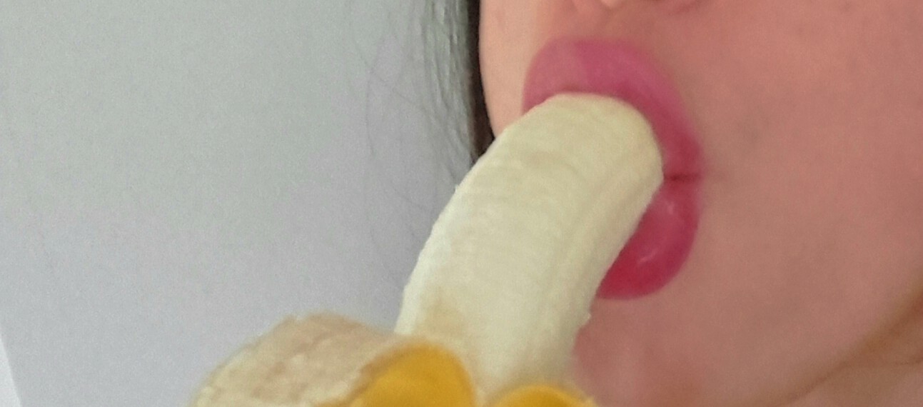 Lepricorn/Louise Hay taking a selfie