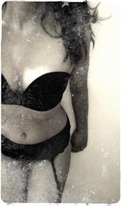 Lepricorn/Louise Hay in lingerie taking a selfie