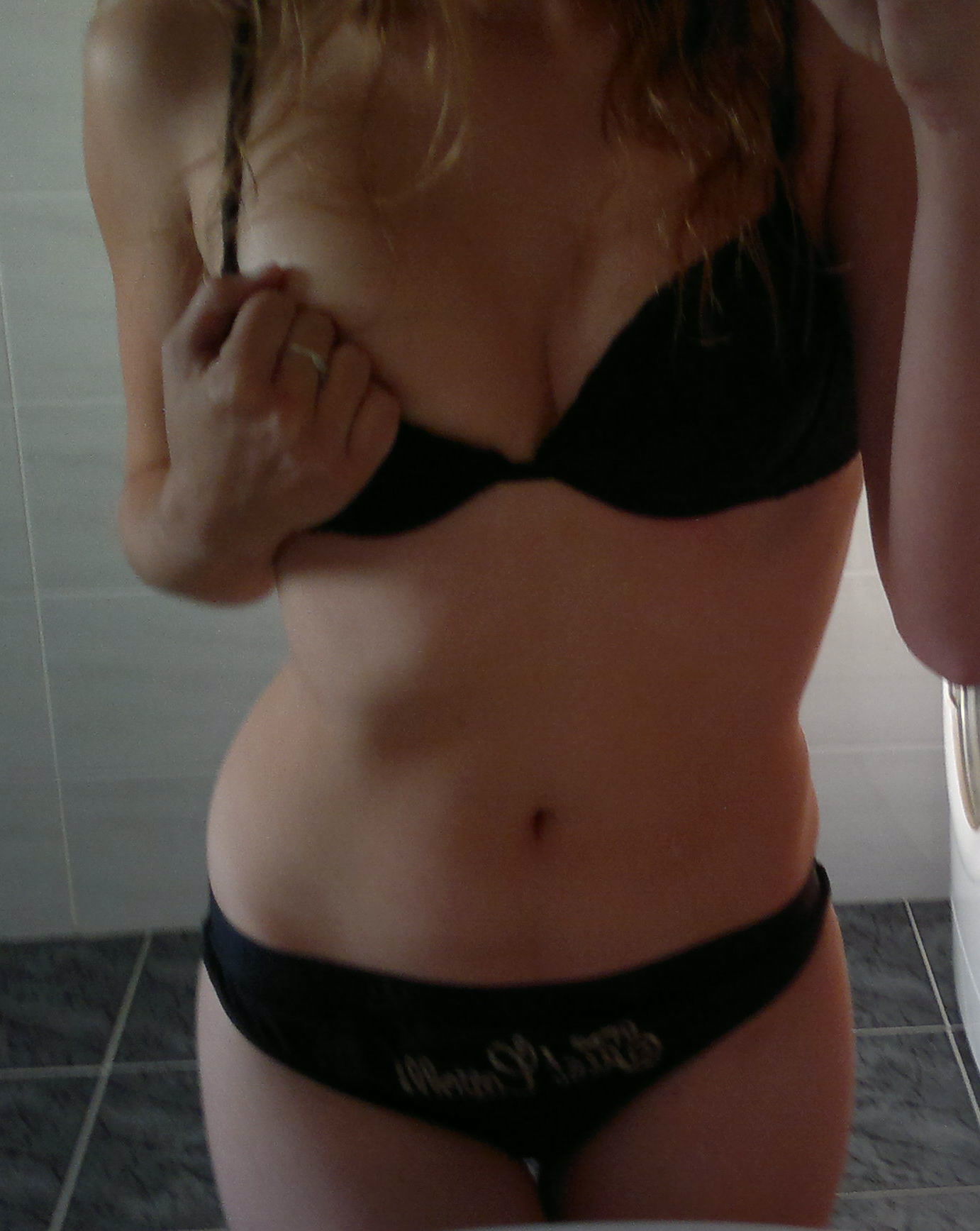 Lepricorn/Louise Hay in lingerie taking a selfie