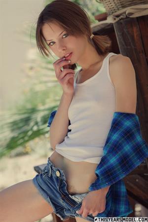 Bonnie Nude Pictures Bonnie Trims The Bushes