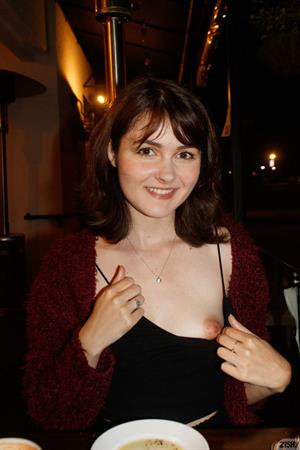 Onna Metcalf Nude Pictures Onna Metcalf shows her Cute Butt