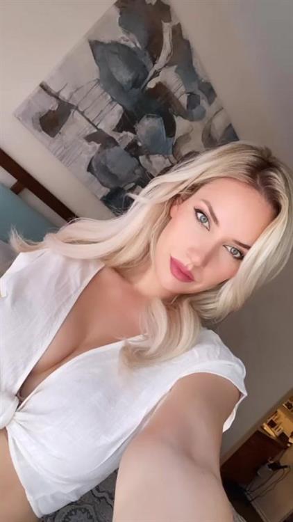 Paige Spiranac taking a selfie