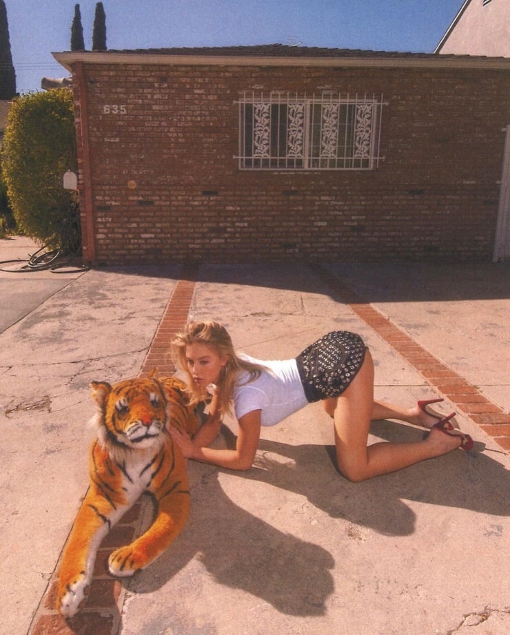 Sydney Sweeney tits down ass up