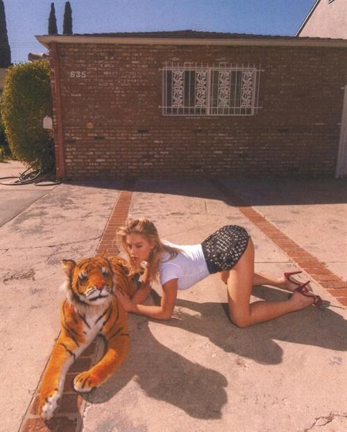 Sydney Sweeney tits down ass up