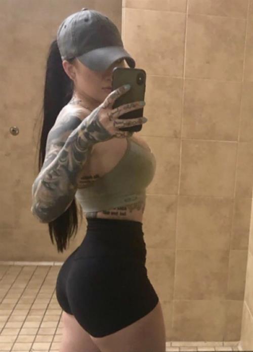 Marisa Laren taking a selfie