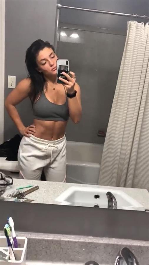 Jade Chynoweth taking a selfie