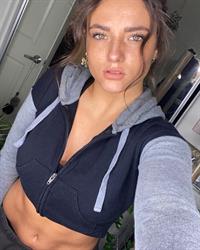 Jade Chynoweth taking a selfie