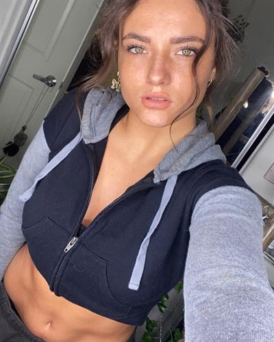 Jade Chynoweth taking a selfie