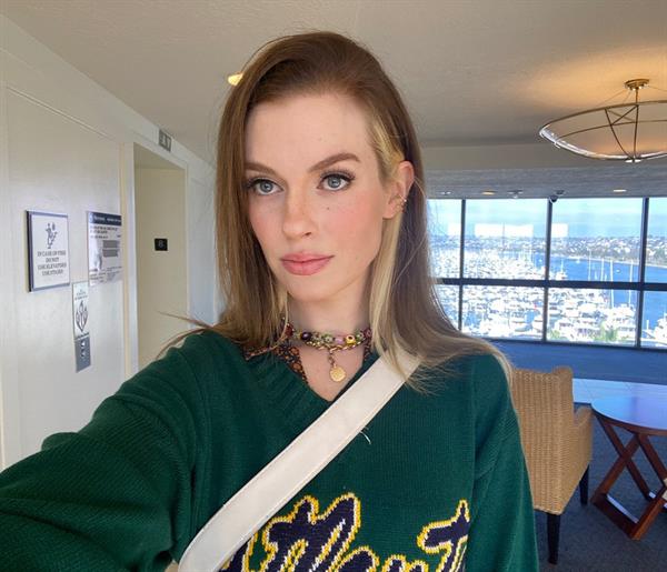 Barbara Dunkelman taking a selfie