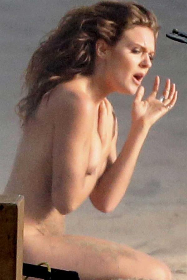 Tove Lo singing ... and flashing!