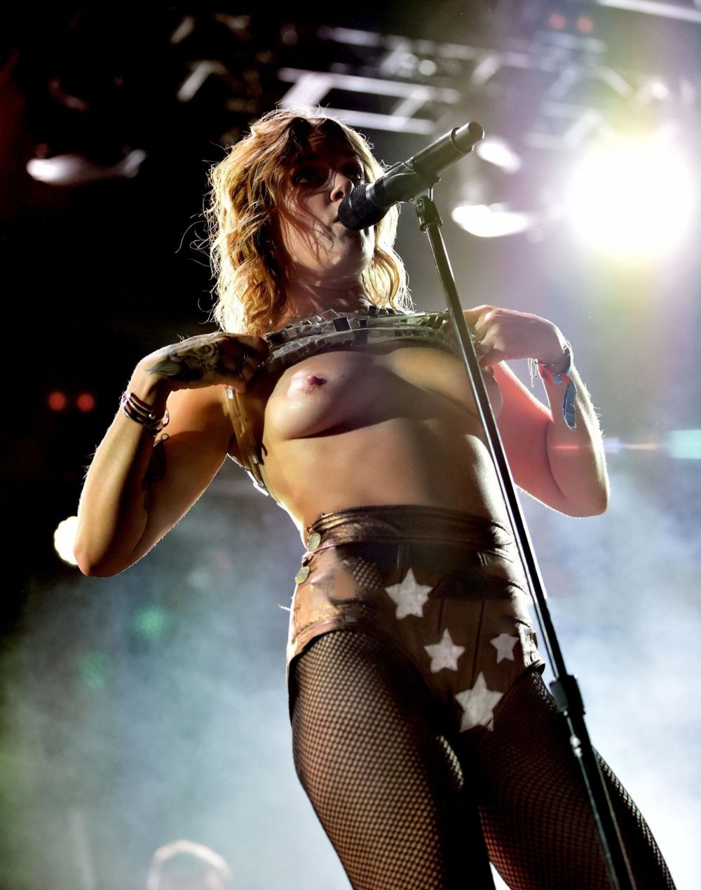 Tove Lo singing ... and flashing!. Rating = 7.25/10