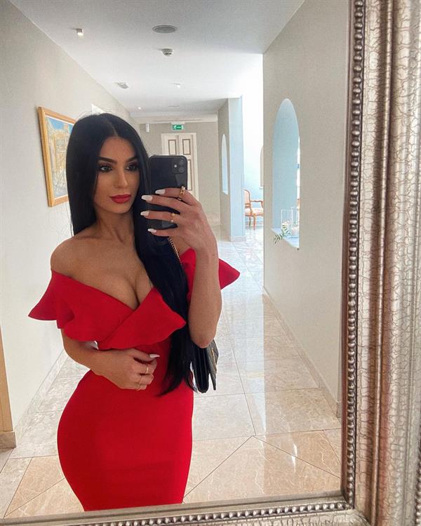 Monique Farrugia taking a selfie