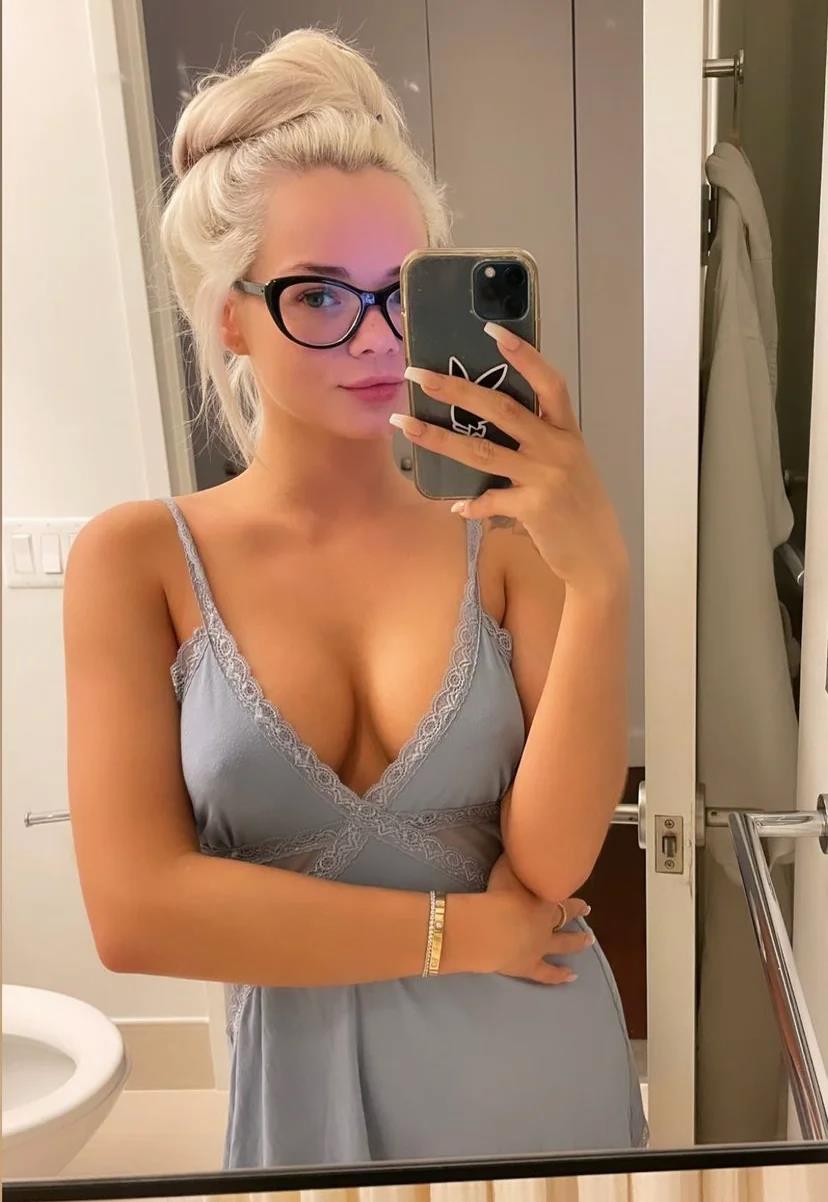 Elsa Jean taking a selfie