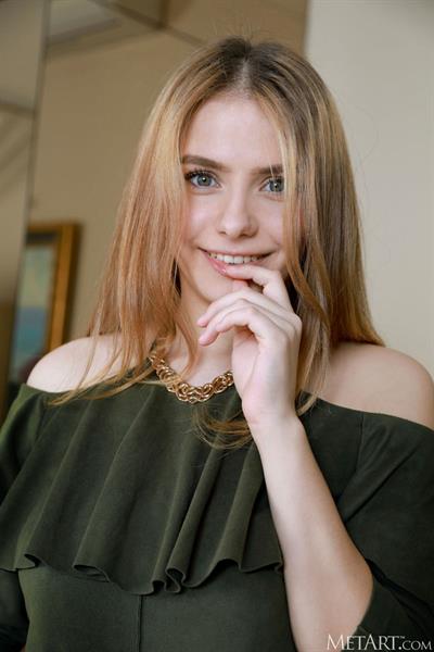 Dakota Pink Shows Bald Pussy