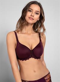 Nicola Cavanis in lingerie