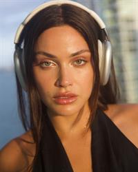 Mishka Ivana taking a selfie