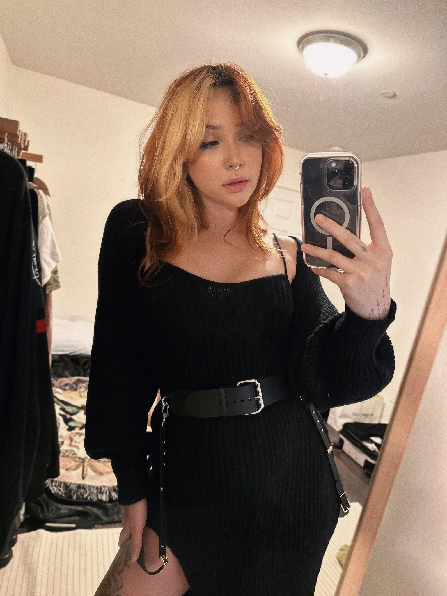 Taydertot (Twitch) taking a selfie