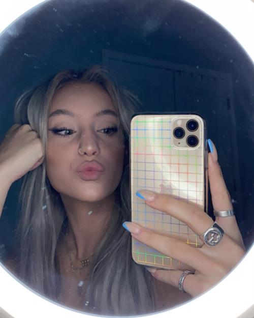 Riley Hubatka Pictures Riley Hubatka