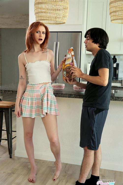 Scarlett Skies: What's mine is hers