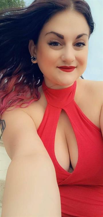 Luna Phoenix taking a selfie