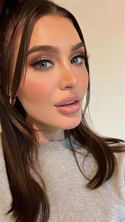 Ella Reese - Instagram selfies