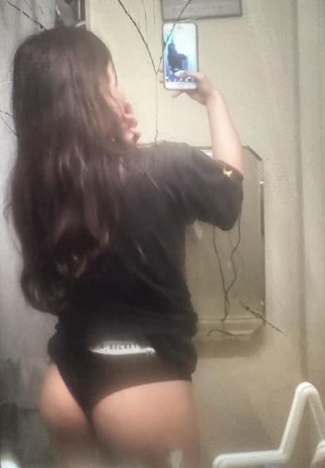 Aaliyah short taking a selfie and - ass