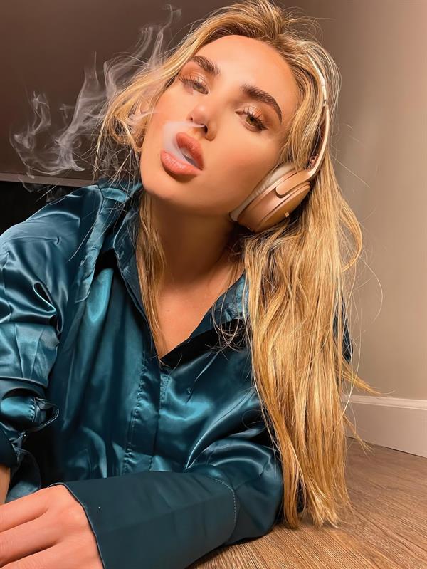 Kenzie Anne - Smoking Hot Selfies