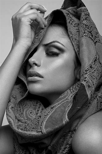 Nazanin Mandi