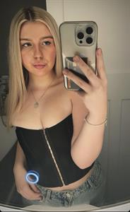 Freya Nulty taking a selfie