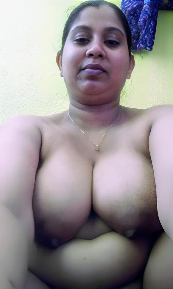 This MILF from Sri Lanka loves to show her mom body to the world.