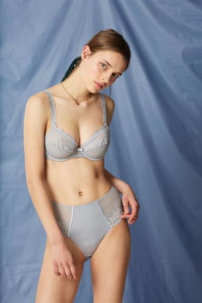 Merel Zoet in lingerie