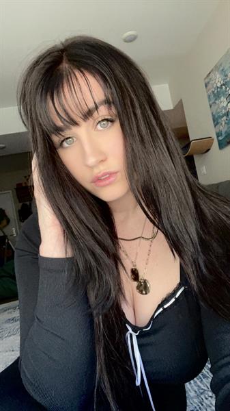 American YouTuber known for her anime content. Her content consists of reactions, anime reviews, and cosplay. She has earned herself over 500,000 subscribers to her channel and can often be found streaming live on Twitch.
