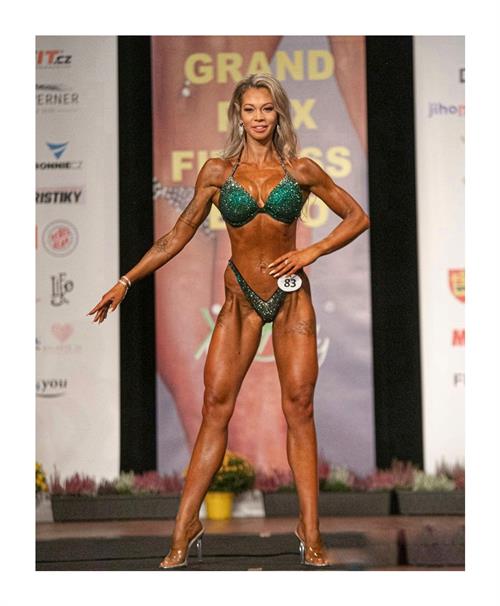 Busty fitness milf Kamila aka The Sexretary 