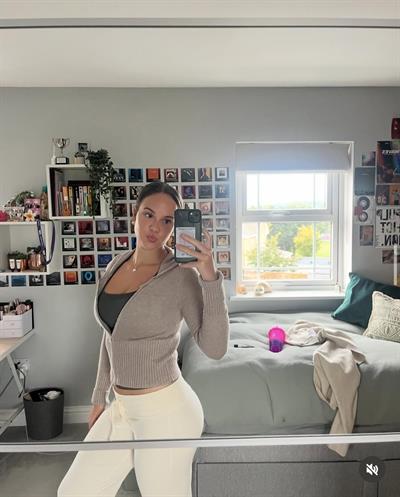 Alicia Manrique taking a selfie