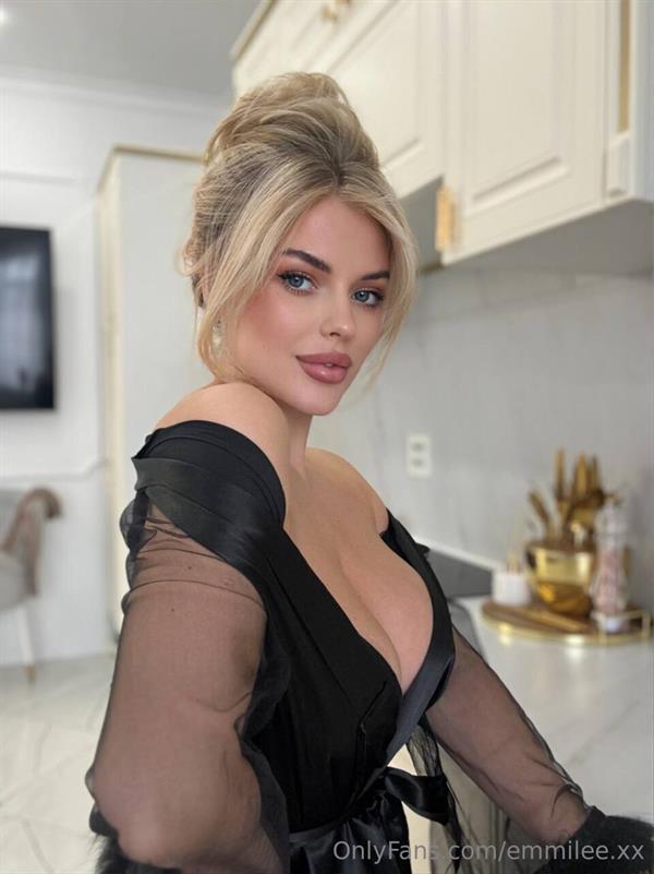 Emily (emmilee.xx)