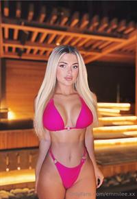 Emily (emmilee.xx) in a bikini