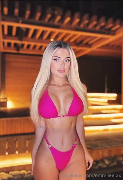 Emily (emmilee.xx) in a bikini