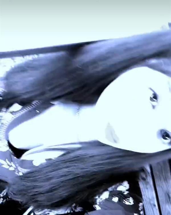 Agara/Kaitie taking a selfie