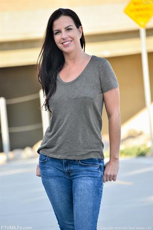 Kobe FTV Nude Pictures Outdoor Stunner