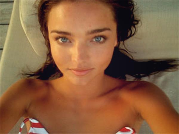 Miranda Kerr taking a selfie