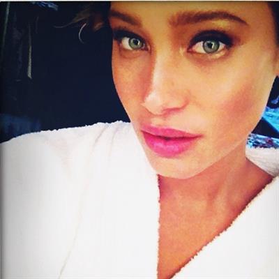 Hannah Jeter taking a selfie