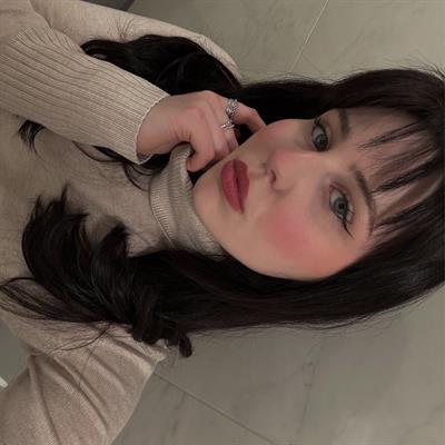 Grey Eyed Beauty taking a selfie