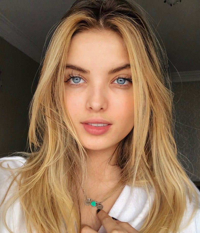Giovanna Chaves taking a selfie