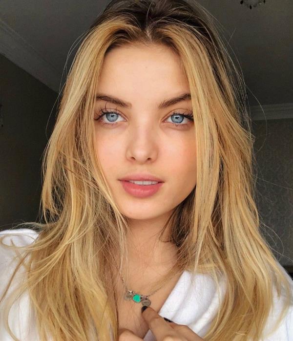 Giovanna Chaves taking a selfie